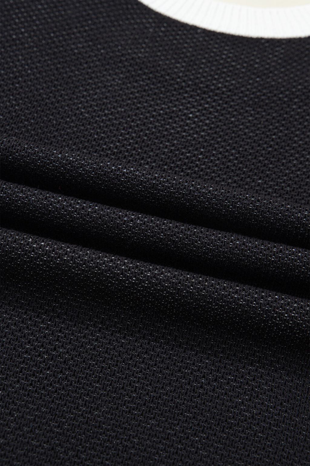 Black Horse Shoe Pattern Contrast Trim Short Sleeve Sweater