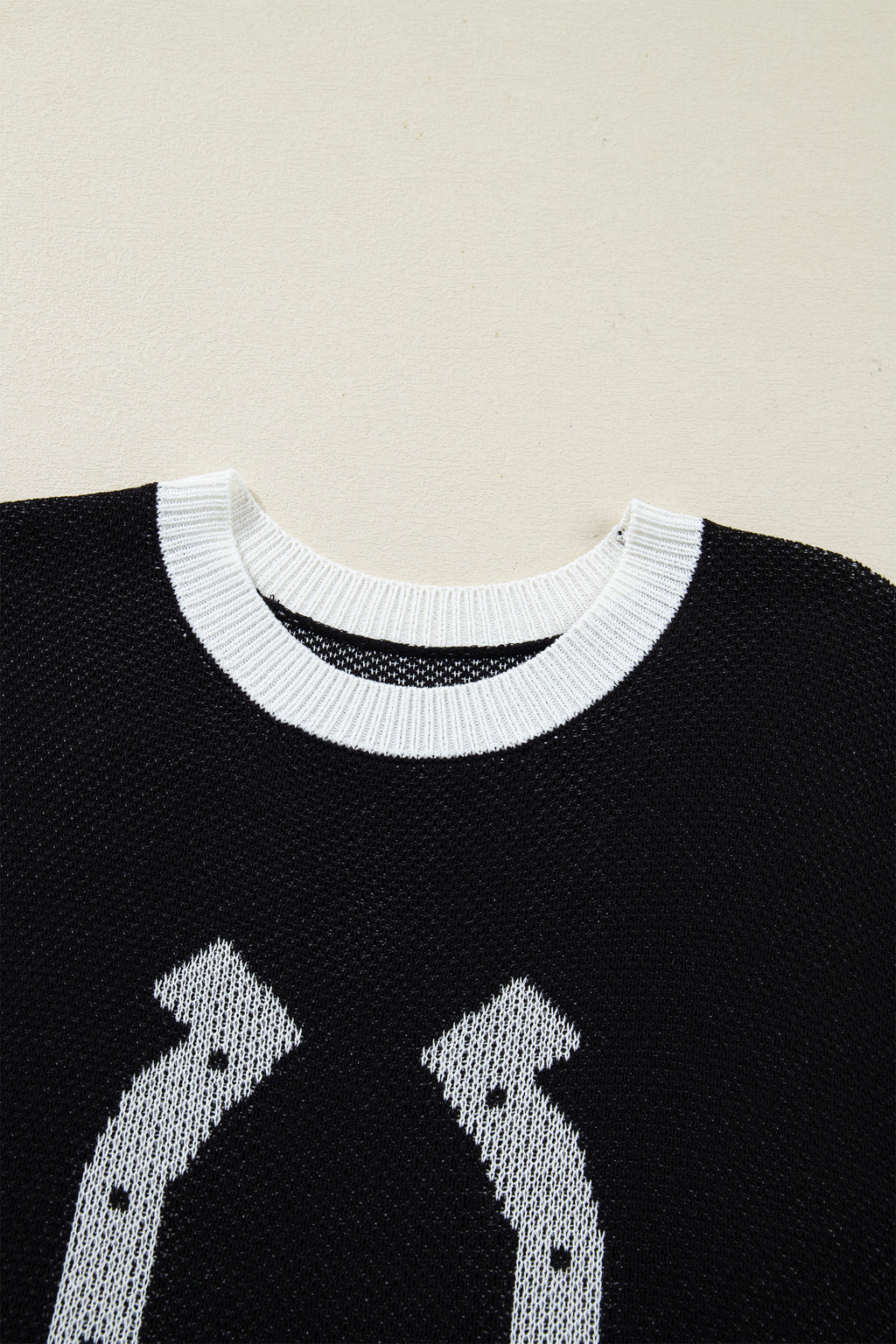 Black Horse Shoe Pattern Contrast Trim Short Sleeve Sweater