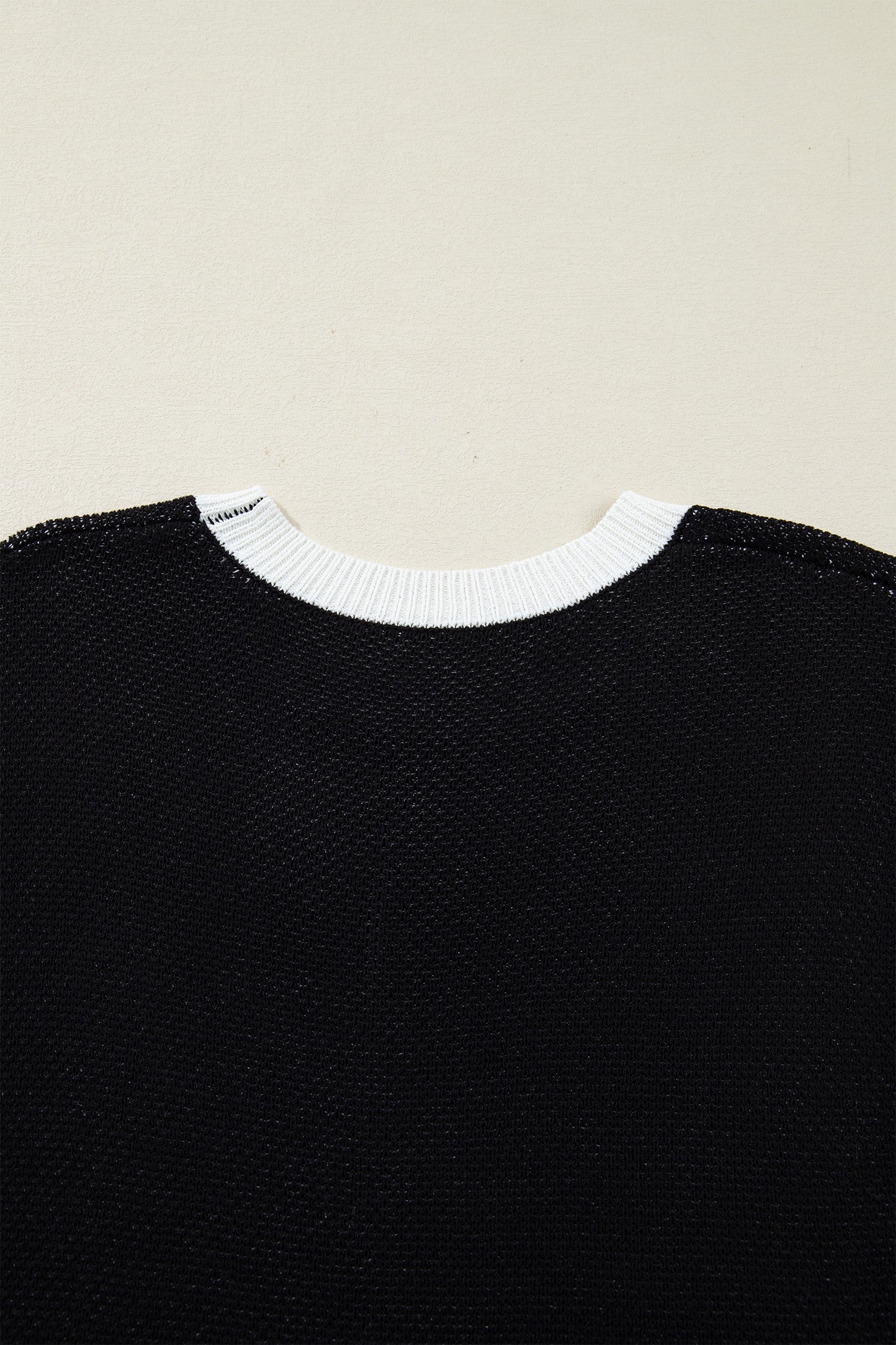 Black Horse Shoe Pattern Contrast Trim Short Sleeve Sweater